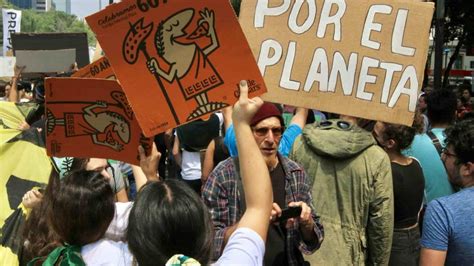 Ambientalistas marchan en la CDMX contra cambio climático