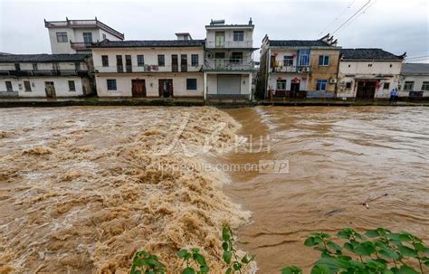 安徽黄山：强降雨致水位上涨 人民图片网