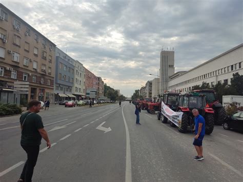 Video Blokada Ns Traktori Na Ulicama Rok Vlastima Da Odgovore Na