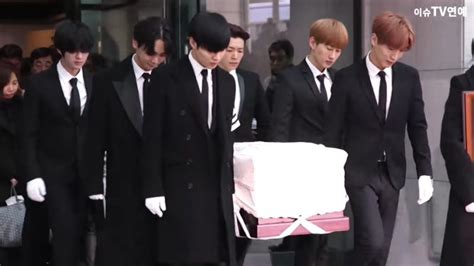 Grieving K Pop Stars Get Together To Carry Shinees Jonghyun To Funeral