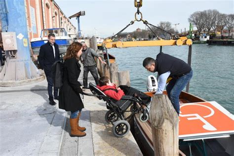 Fotonotizia L Assessore Venturini Al Varo Di Una Barca Per Luca