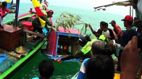 Sedekah Laut Nelayan Tegal Mandikan Kapal Hingga Berebut Sesaji