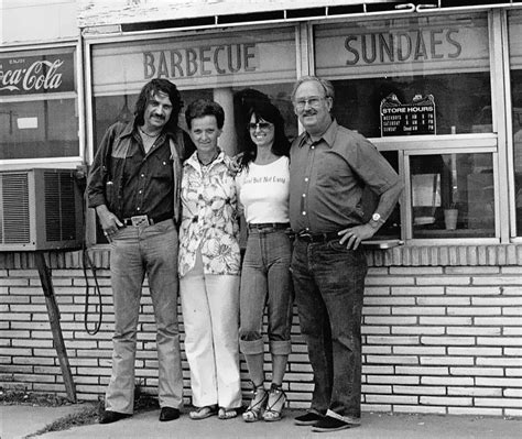 Waylon Jennings and his wife Jessi Colter with the owners of Paw Paws ...