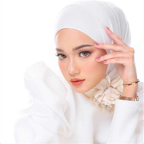 Pin By Saro Pahsa On Beautiful Lady In 2024 Fashion Portrait Hijab