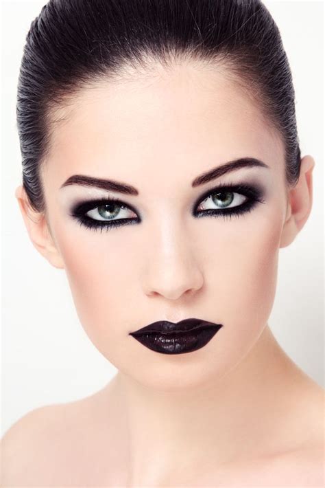 Black Eyeliner And Black Lipstick Compliments The Pale Skin Hexe Make Up Schminkzeug Make