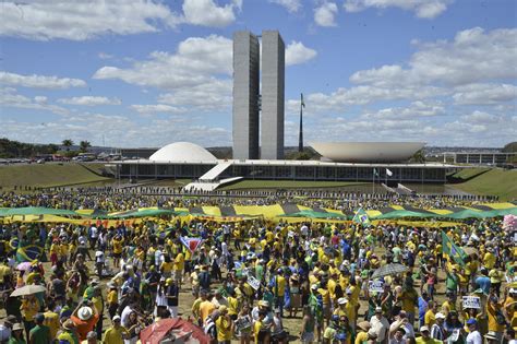 Manifestantes Levam Mandiocas A Protesto Contra O Governo Dilma Em Bras Lia