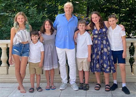 Michael Bolton Shares First Photo with Family Amid Cancer Treatment