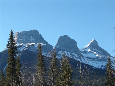 Three Sisters Canada Places To Go Mountain Lake Natural Landmarks