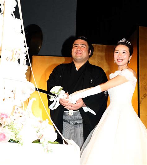 ＜栃煌山結婚披露宴＞笑顔でケーキ入刀する栃煌山とせり夫人（撮影・久冨木 修） ― スポニチ Sponichi Annex スポーツ