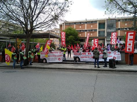 Delegados de Correos se concentran ante la Subdelegación para denunciar