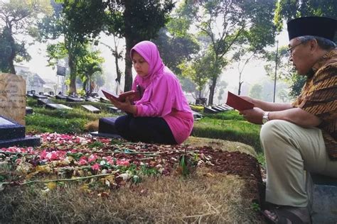 Lengkap Ini Kumpulan Bacaan Doa Ziarah Kubur Untuk Orang Tua Dan Orang