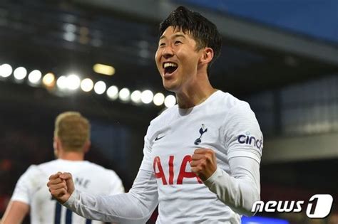 Gary Neville Manchester United Should Sign Son Heung Min As Ronaldo S