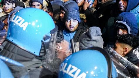 Milano Nella Caserma Di Via Cagni Dove I Migranti Chiedono Asilo La