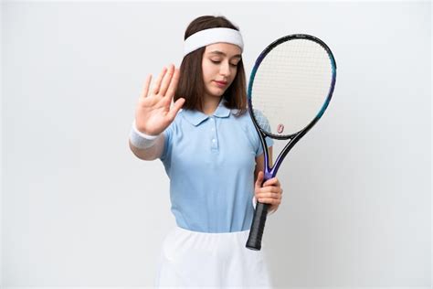 Mulher jovem jogadora de tênis ucraniana isolada em fundo branco