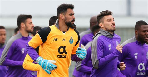 Fc Porto Internacionais De Regresso Aos Treinos Invicta De Azul E Branco