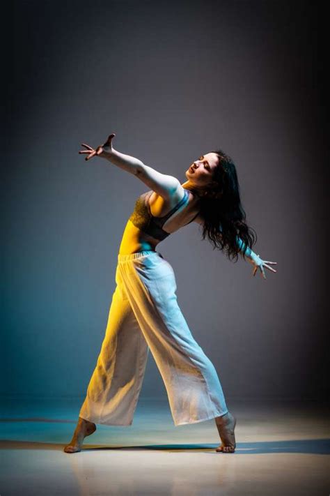 Imagen De Mujer Bailando Sola Con Un Fondo Gris De Estudio Foto