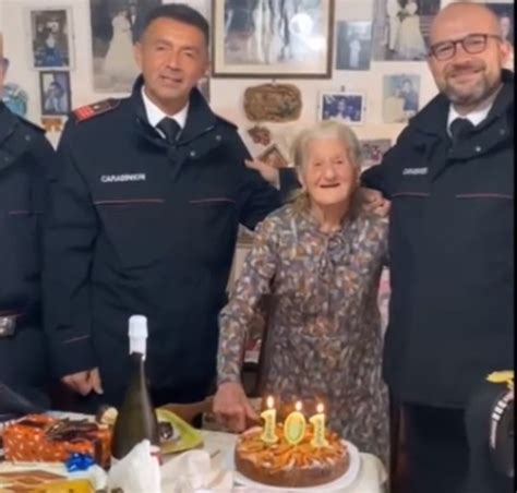 Favignana Isolata Zia Rosina Festeggia I 101 Anni Con I Carabinieri