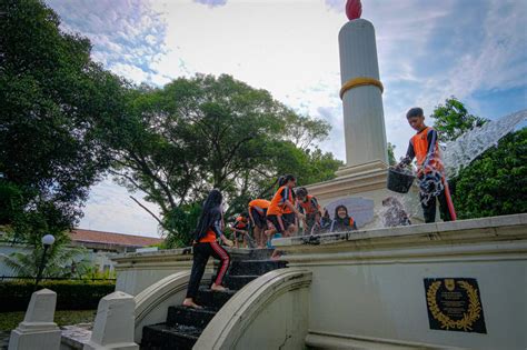 Harkitnas Siswa Sd Cuci Monumen Tugu Lilin