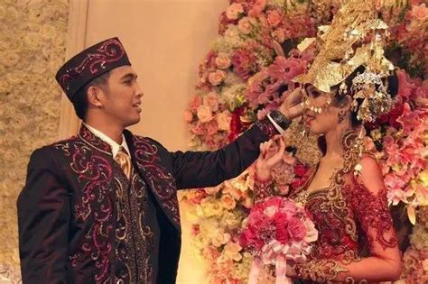 10 Potret Seleb Dengan Baju Adat Batak Pesonanya Bak Raja Dan Ratu