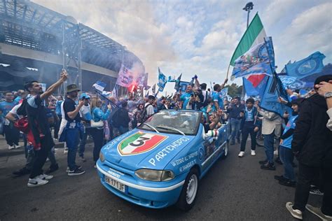 Napoli al lavoro per la festa di giovedì maxischermi al Maradona