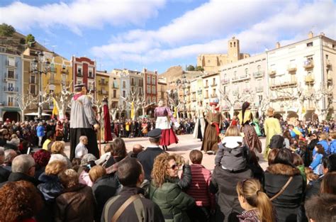 Els Gegants I L Harpia Omplen El Centre De Balaguer