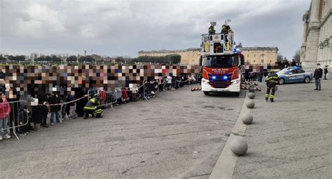 Befana A Caserta In Mila In Piazza Carlo Di Borbone Per Assistere