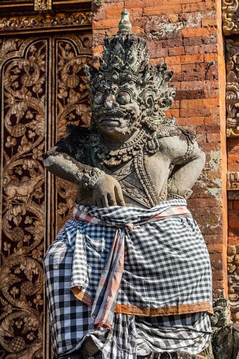 Primer Del Guardia Adecuado En Kori Agung En El Templo De Batuan Ubud