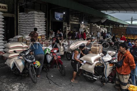 Beras Penyumbang Inflasi Oktober ANTARA Foto