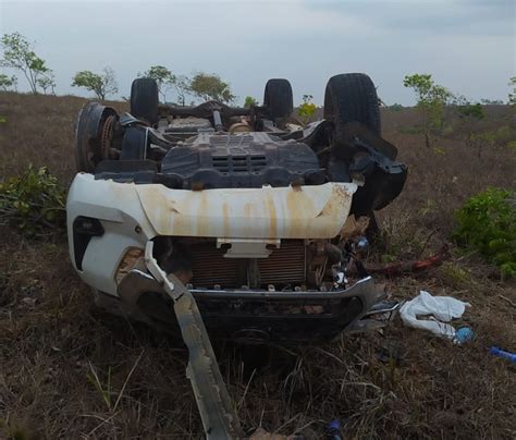 Uma pessoa morre e outra fica ferida após carro capotar na BR 156