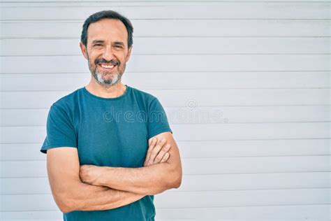 Homem De Meia Idade Com Barba E Cabelo Cinza Usando Tampa De Entrega