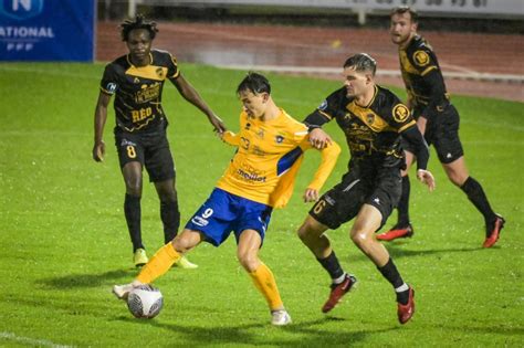 Football National Le Joueur Du SAS Epinal Esteban Lepaul Dans La