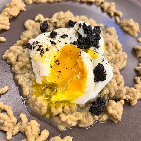 Uovo Poch Al Tartufo Su Crema Di Melanzane Al Ta Cucina