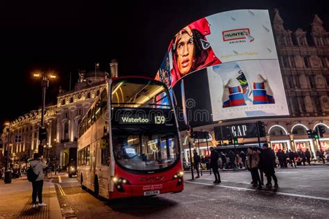 Circo Di Piccadilly Con I Tabelloni Per Le Affissioni La Gente Ed Il