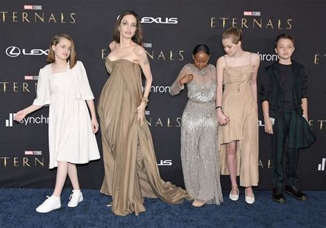 Shiloh Vivienne Knox Zahara Angelina Jolie Entourée De Ses Enfants