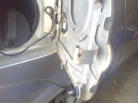 Замок на лючок бензобака — Lada Приора хэтчбек, 1,6 л, 2009 года ...