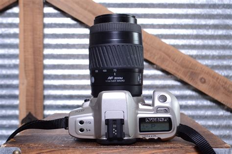 Vintage Minolta Maxxum QTsi 35mm film SLR camera w/ 70-210mm AF Zoom