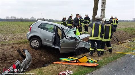 D J Hrige Klemmt Nach Pkw Kollision Mit Baum Bei Selsingen Unter