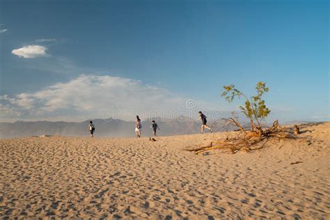 Grupo De Personas Haciendo Senderismo En El Desierto Dunas De Arena