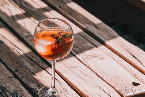 Aperol Spritz No Copo De Vinho Na Tabela De Madeira No Restaurante