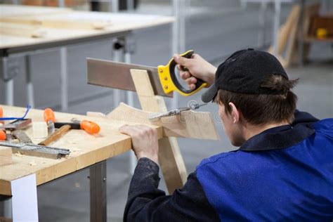 Tischler Der Mit Einer Säge Und Einem Holz an Der Werkstatt Arbeitet