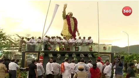 Video: YS Jagan Inaugurates YSR Statue In Vijayawada