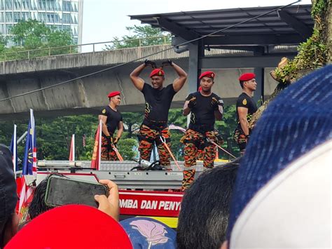 Abang Bomba showing the love (and guns) at Merdeka Day Parade : r/malaysia