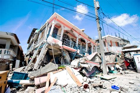 Un potente sismo deja al menos 300 muertos en Haití JORNADA