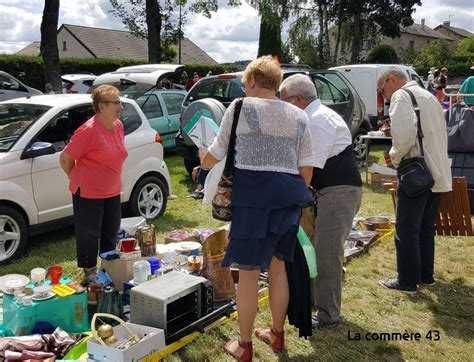 Exposants Et Chalands Au Rendez Vous Du Vide Greniers De Chenereilles