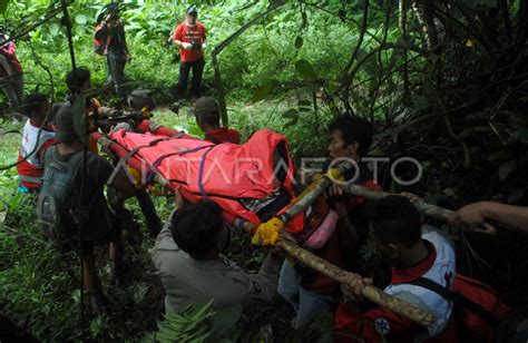 Evakuasi Korban Kecelakaan Di Gunung Gede Antara Foto