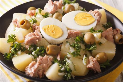 Spaanse Salade Patatas Alinadas Van Gekookte Aardappels Met Tonijn Ei