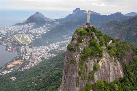 Foto aérea da incrível paisagem urbana do rio de janeiro estátua