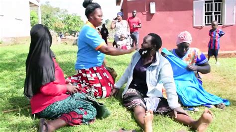 Once escolares muertos en el incendio de una escuela de Uganda Vídeo