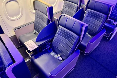 Flying United's new first-class recliners on the snazzy Airbus A321neo ...