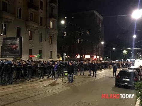 Tensione Alta Tra La Polizia E I Manifestanti Di Estrema Destra Foto C